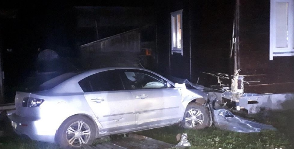 В Слободском районе иномарка въехала в стену жилого дома.