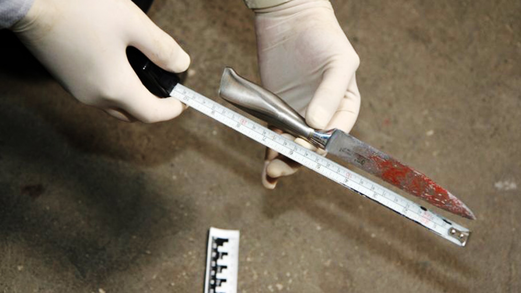 В п. Восточном ранили сотрудника полиции.