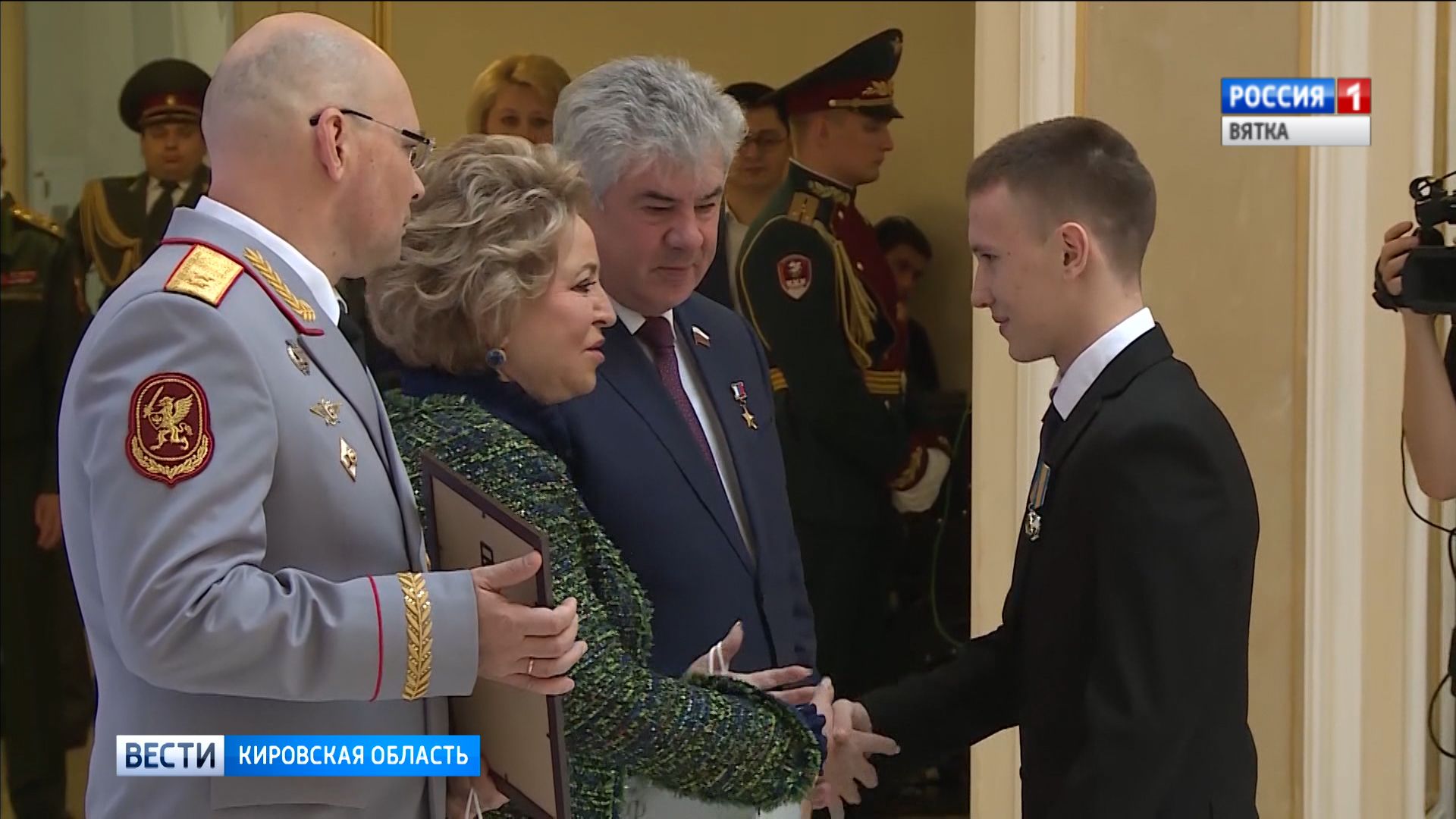 Подростка из Кировской области наградили медалью «За мужество в спасении»