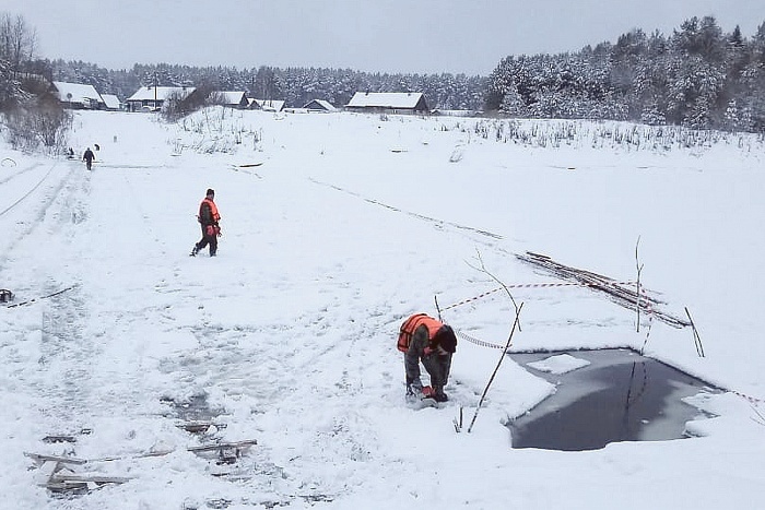 В Даровском районе у д. Суборь продолжается восстановление моста.