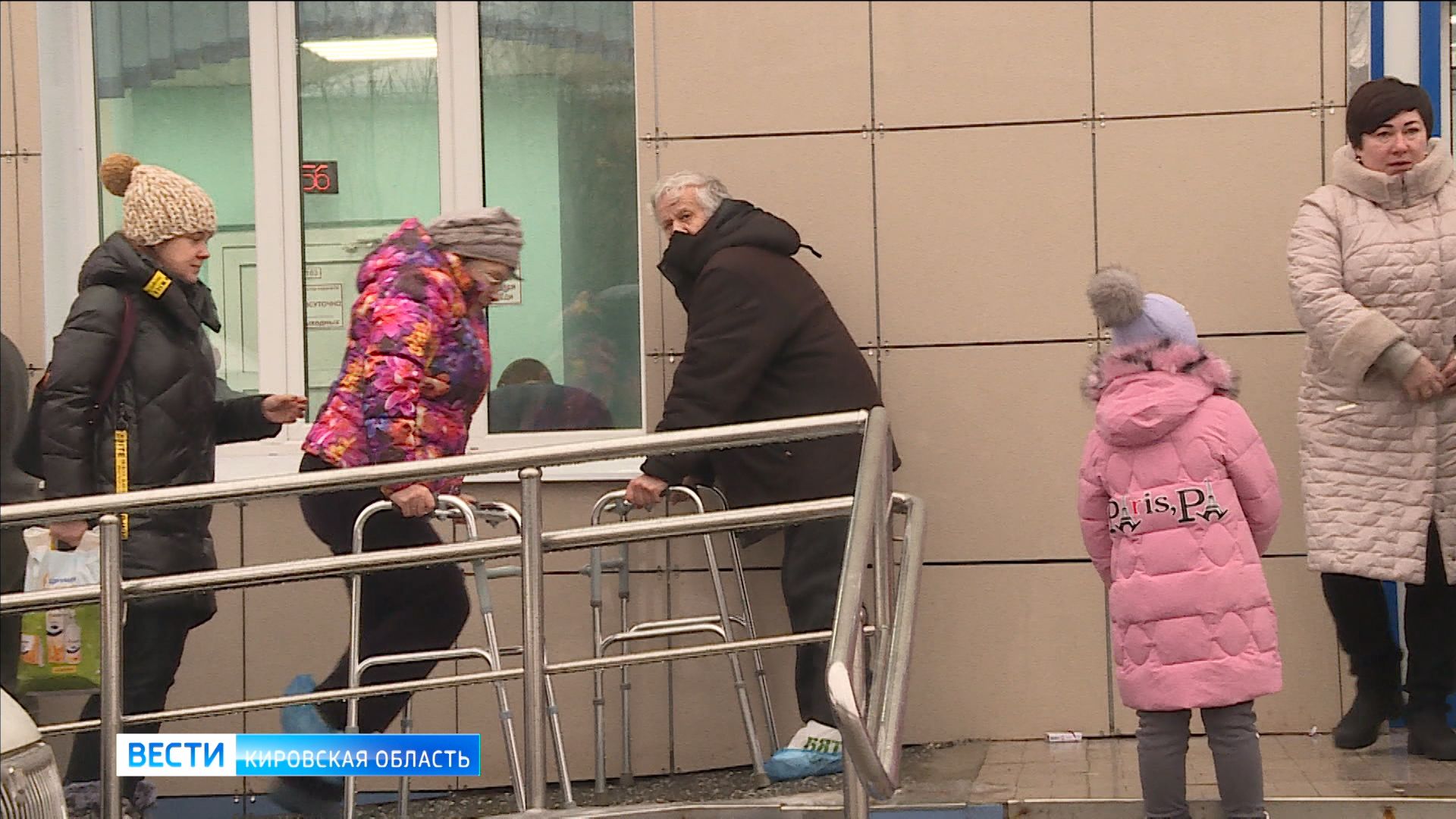 В Кирове за сутки на обледенелых тротуарах получили травмы 120 человек