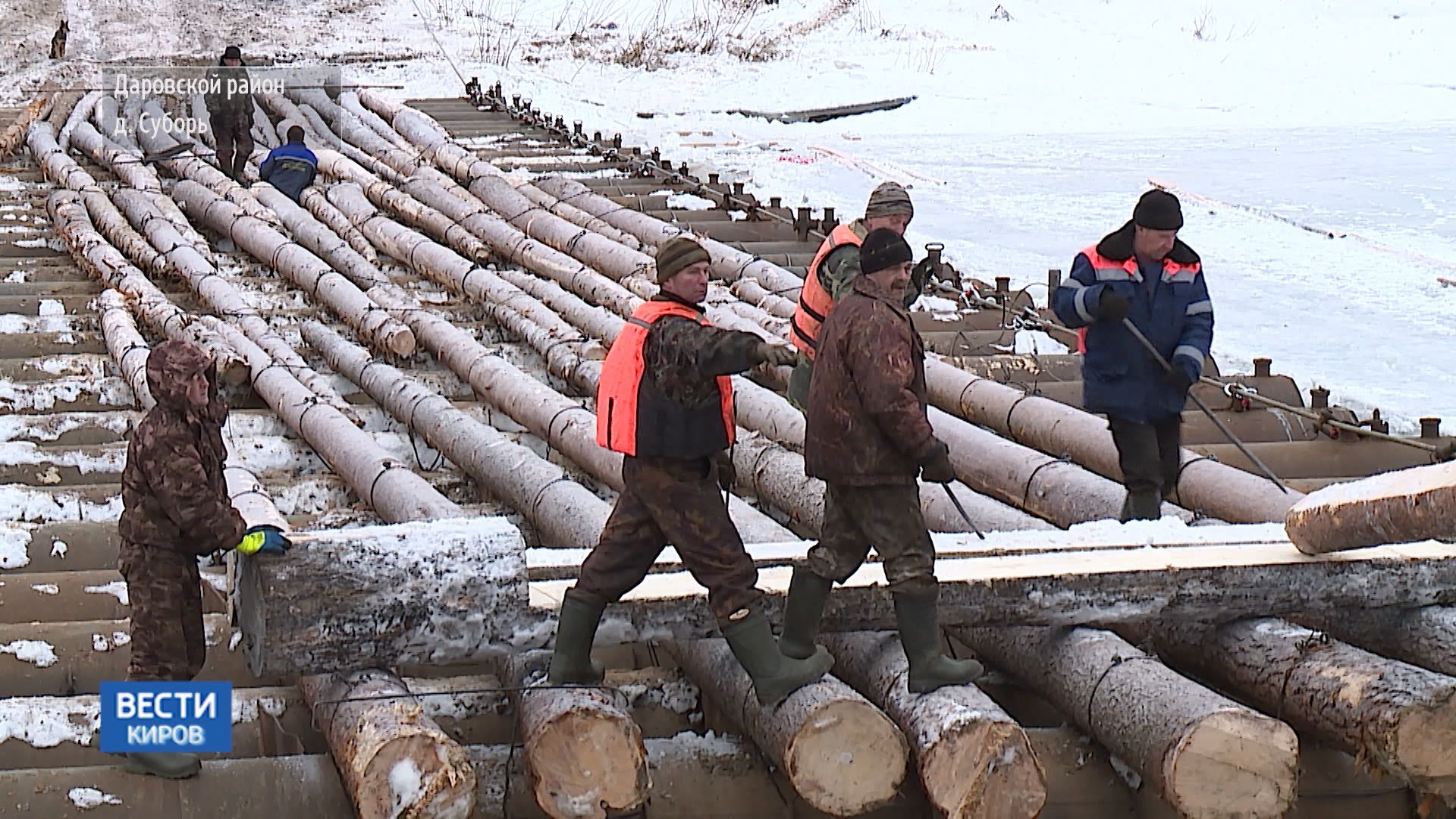 В Даровском районе продолжается ремонт понтонного моста через Молому у поселка Суборь