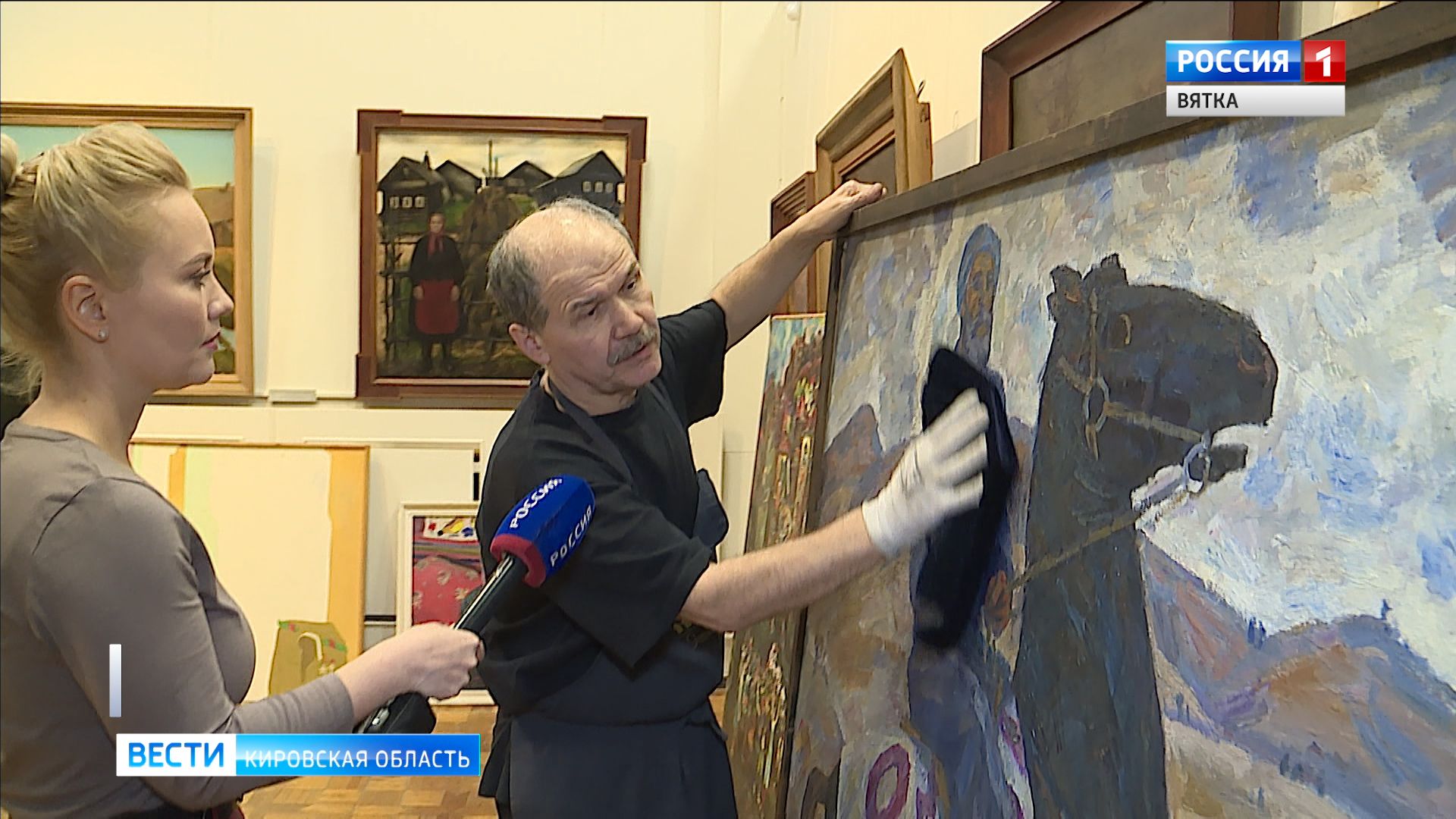 В Вятском художественном музее идет отбор картин для новой выставки