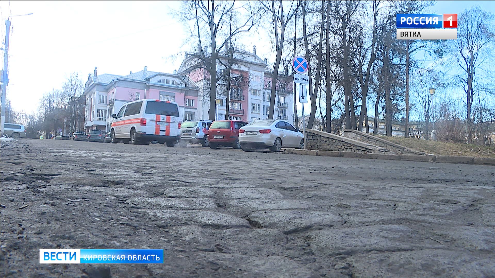 На улице Молодой Гвардии во время дорожных работ открылась каменная мостовая