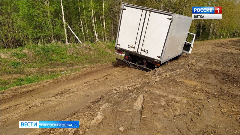 На плохой дороге в селе Бор застревают грузовики