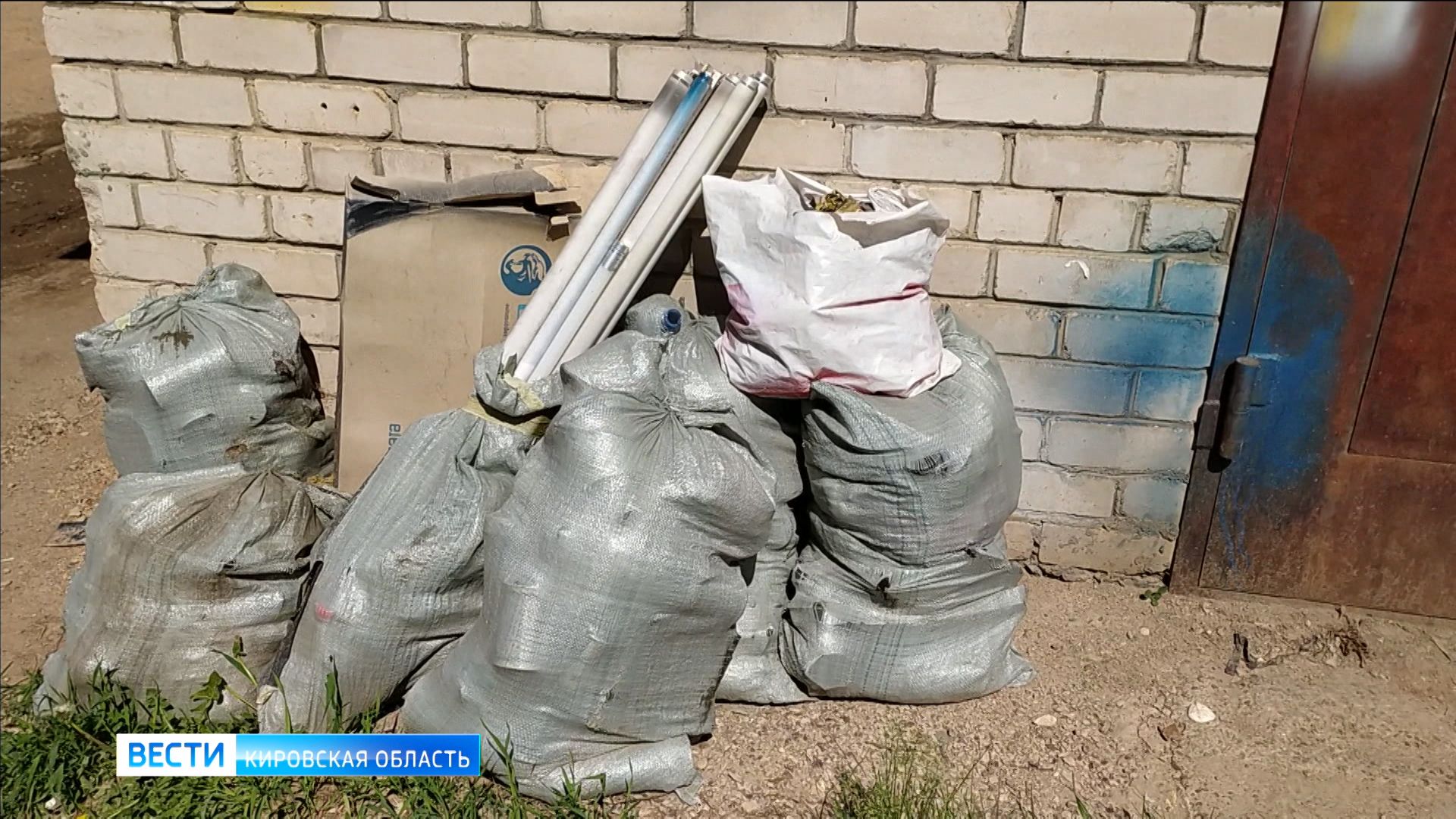 У гаражей на Луганской сваливают ртутные лампы