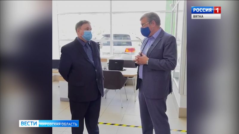 Губернатор вручил ключи от машины лучшему врачу-инфекционисту Кирова
