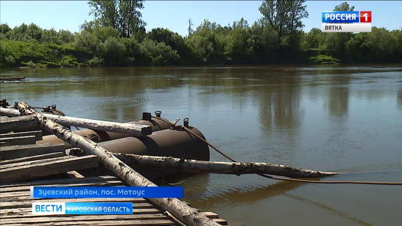 В поселке Мотоус разваливается старый понтонный мост