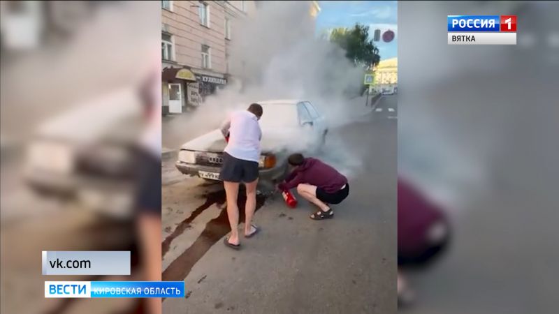 В Кирове на улице Карла Маркса во время движения загорелась иномарка