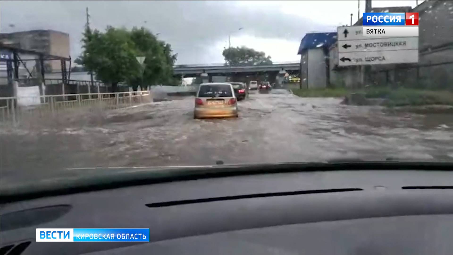 Улицы Кирова после дождя превратились в полноводные реки