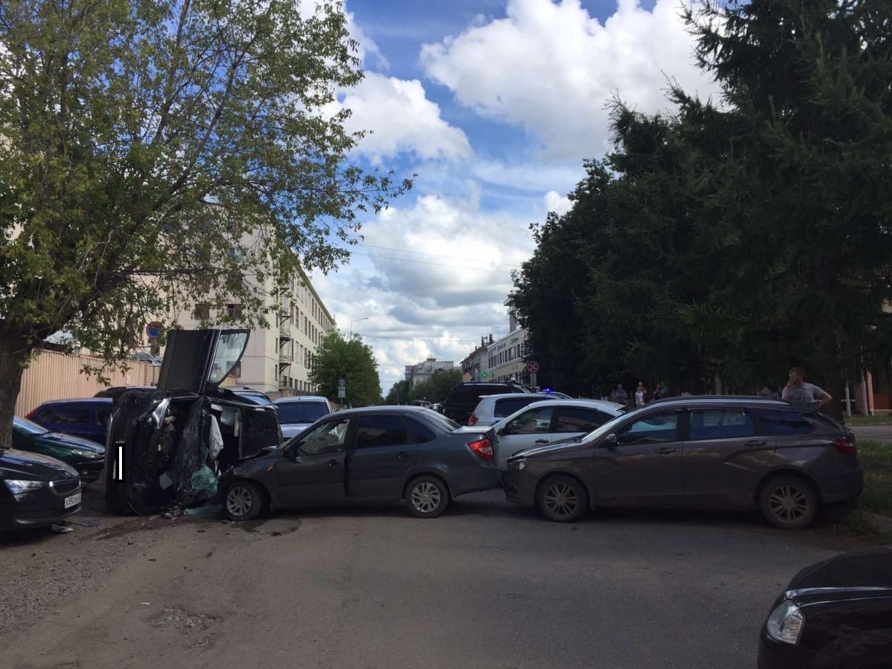 В Кирове в столкновении 6 автомобилей пострадали 3 человека.