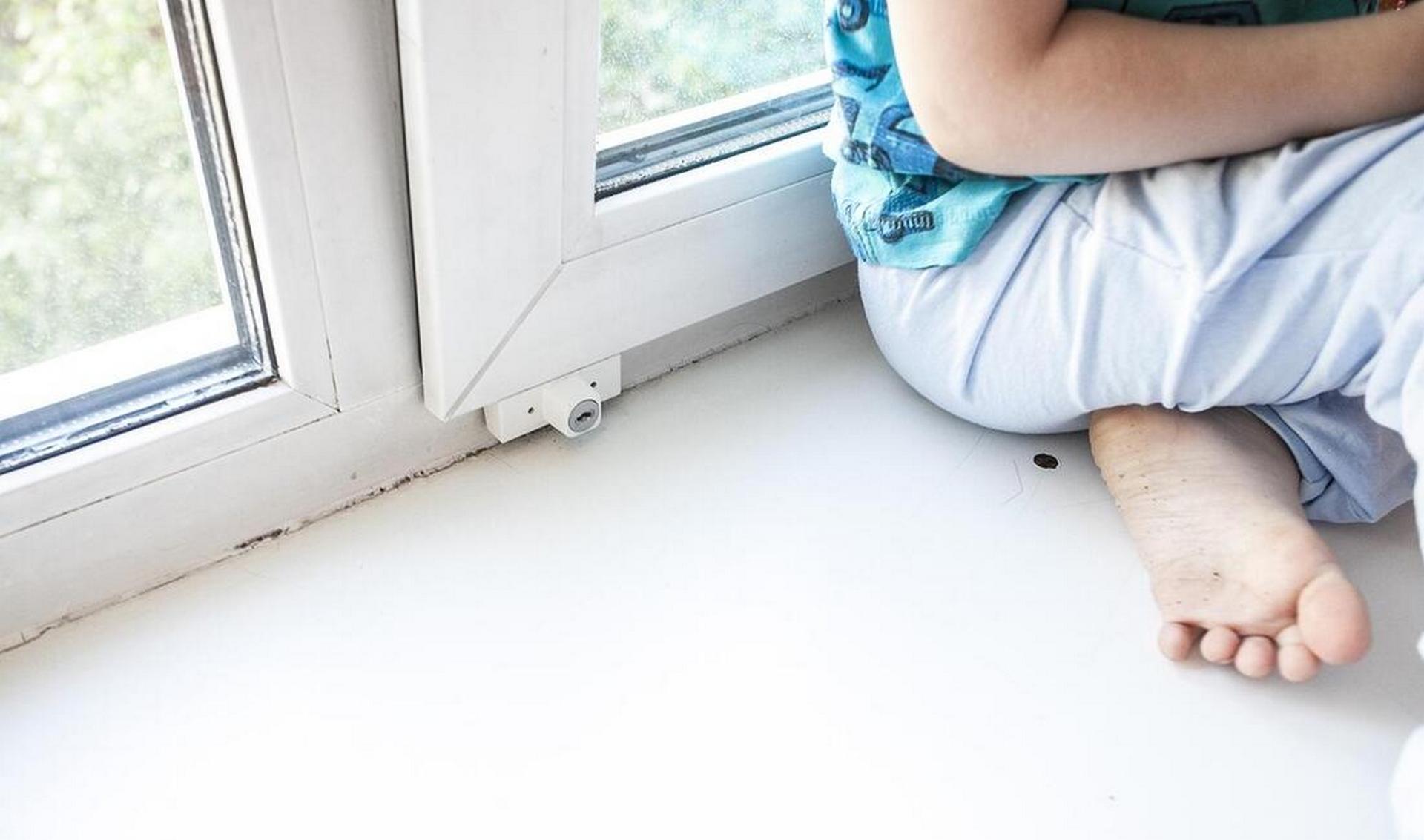 В Кирове ребенок выпал из окна второго этажа