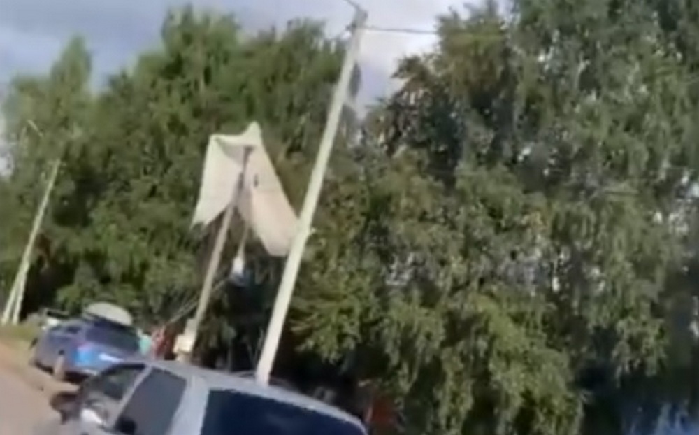 В Кирове парашютист при приземлении запутался в проводах