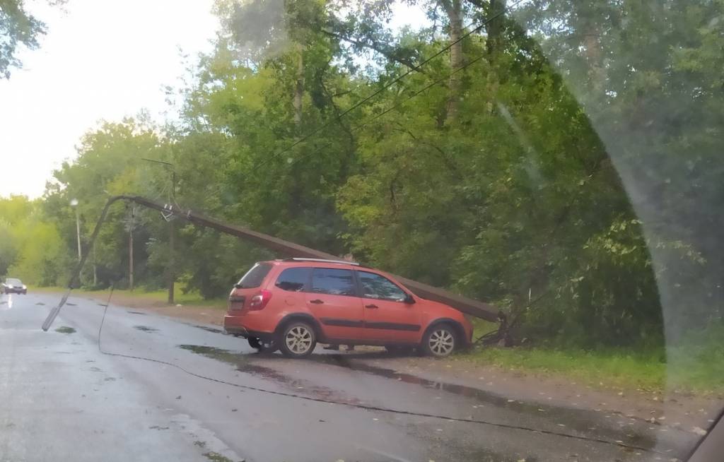 В Вересниках автомобиль въехал в фонарный столб