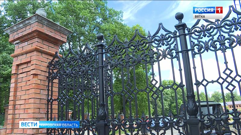 В Спасском соборе Кирова появились новые ворота