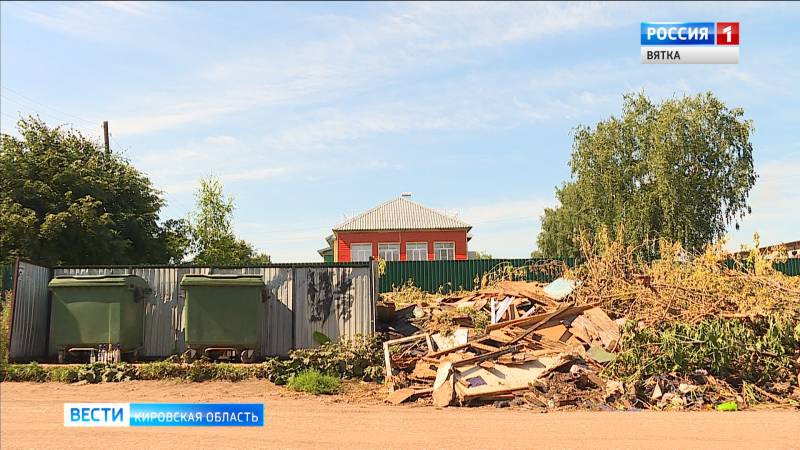 В Кирове регоператор объяснил, почему не вывозит ветки у контейнеров