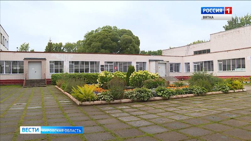 Кировские школы укомплектовали дезрастворами и рециркуляторами воздуха
