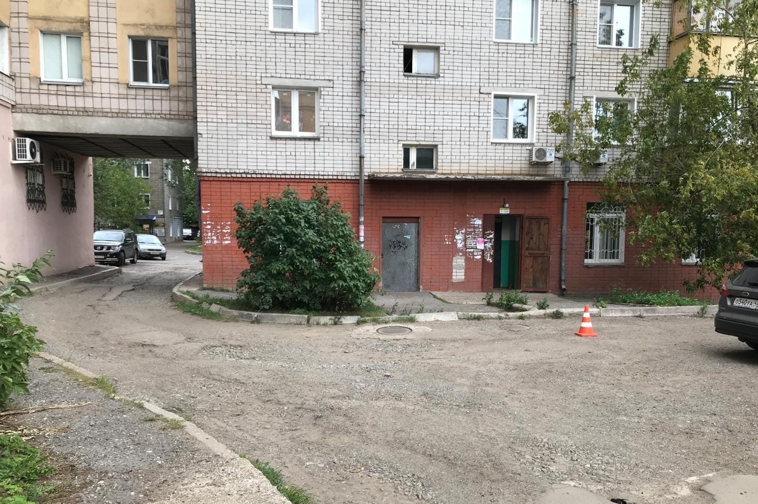 В Кирове неизвестный автомобилист сбил 10-летнюю девочку и скрылся