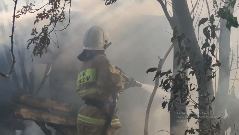 В Кирове на улице Свободы загорелись деревянные постройки