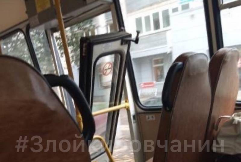В кировском автобусе во время движения отпала дверь