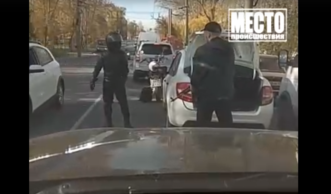 В Кирове водитель «Лады Гранты» угрожал мотоциклисту автоматом
