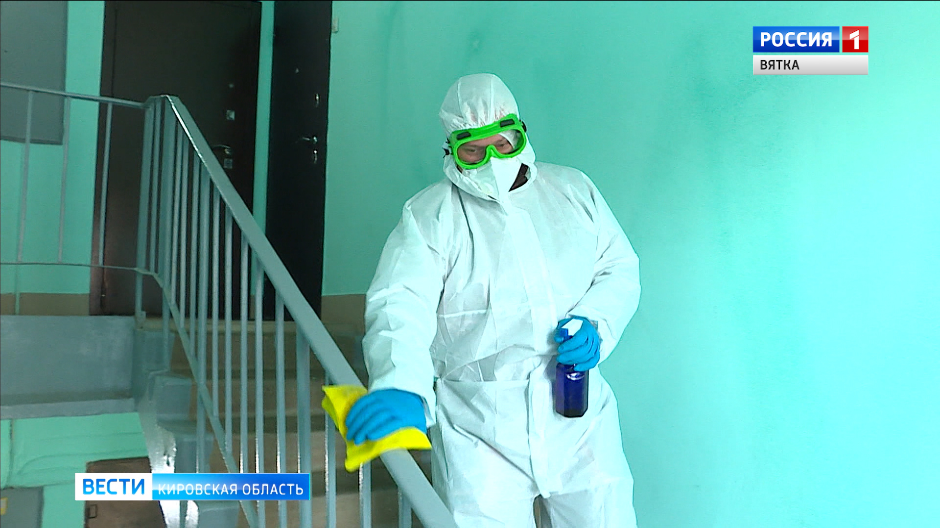 В Кирове проводят санобработку подъездов многоквартирных домов