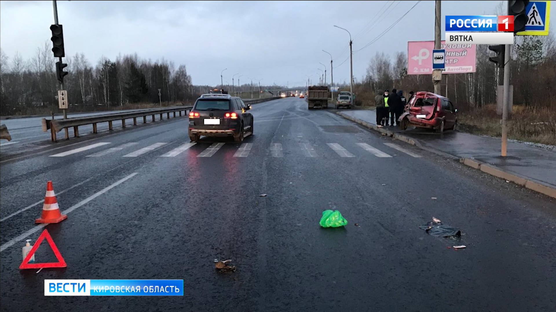 В Кирове «КАМАЗ» врезался в две машины на светофоре