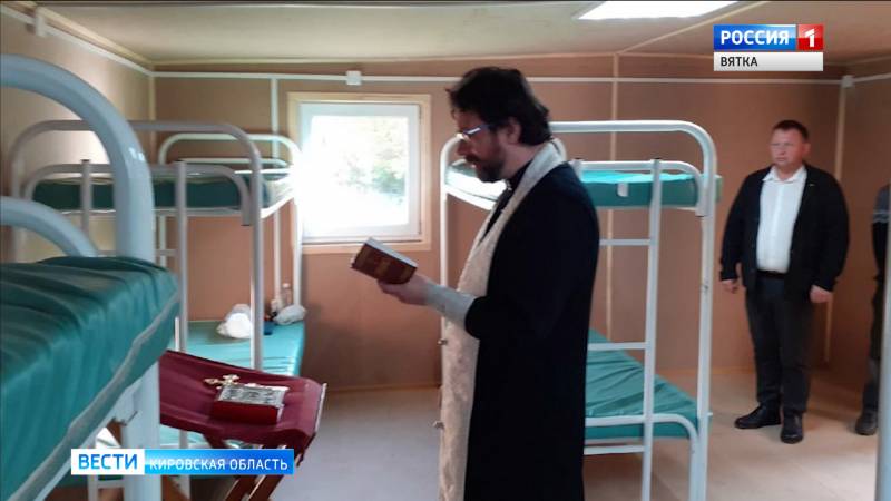 В Кирове освятили модуль для ночлега бездомных «Теплый дом»