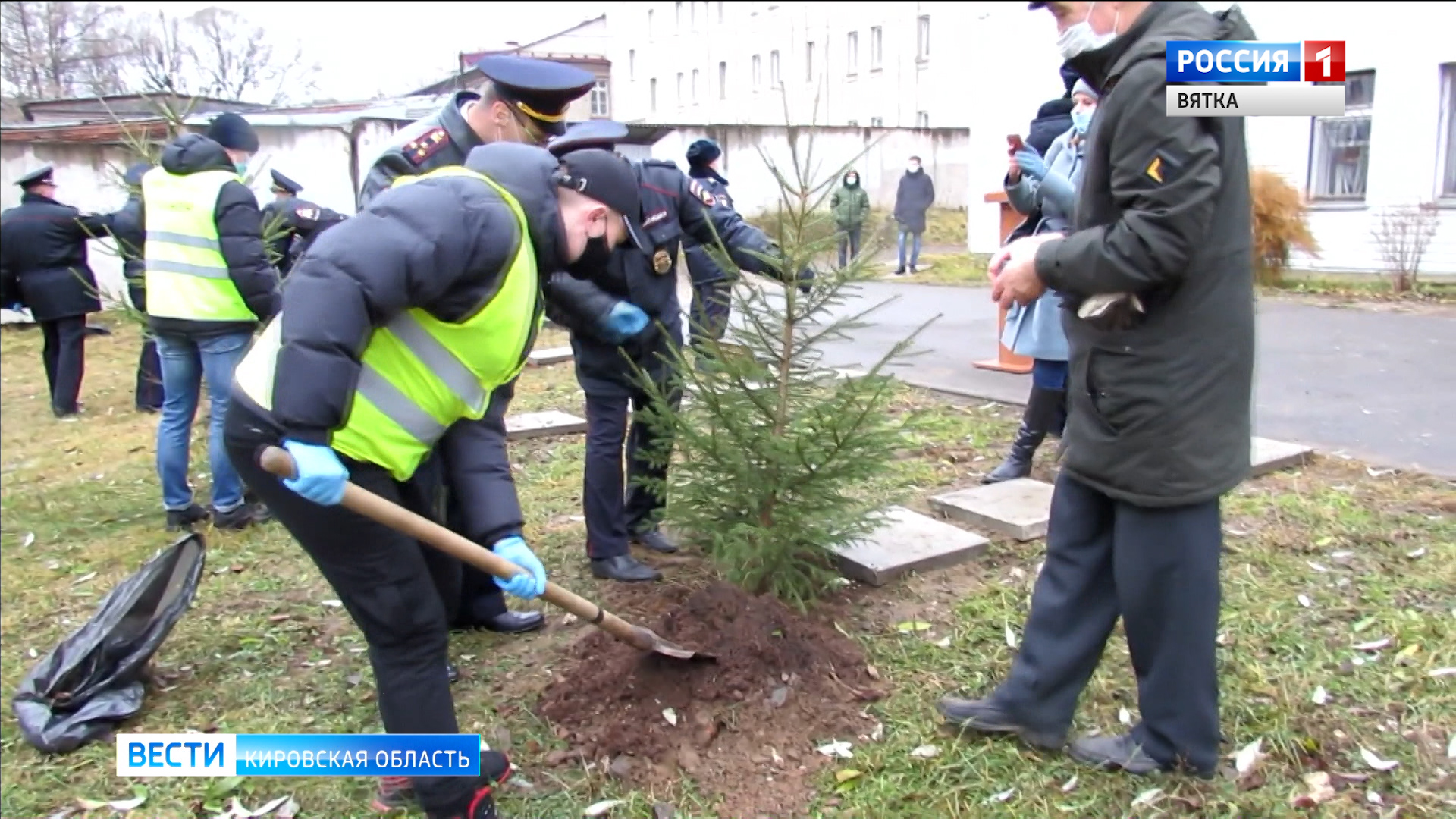 В Кирове в честь погибших сотрудников линейного отдела высадили аллею