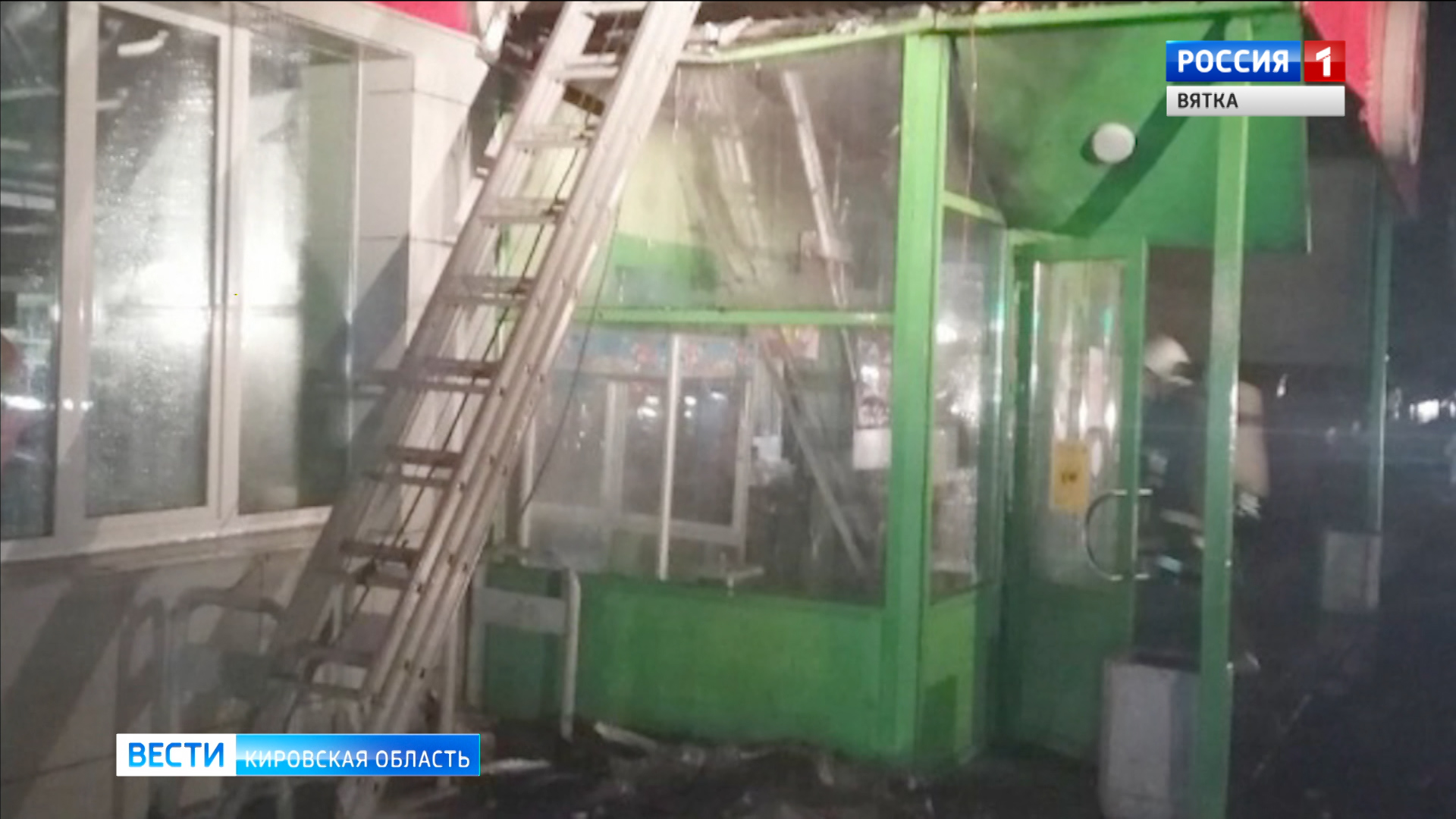 В Вахрушах при пожаре в магазине эвакуировали 20 человек