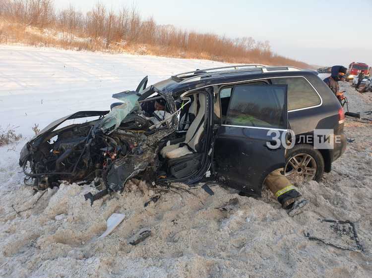 Кировчанка на внедорожнике врезалась в автовоз в Татарстане
