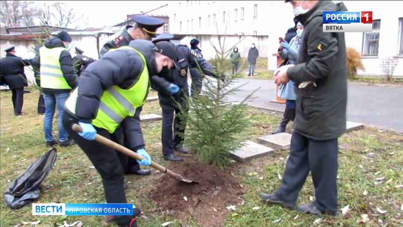 В Кирове в честь погибших сотрудников линейного отдела высадили аллею