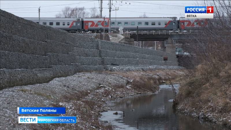 В Вятских Полянах приняли работы по берегоукреплению реки Тойменки