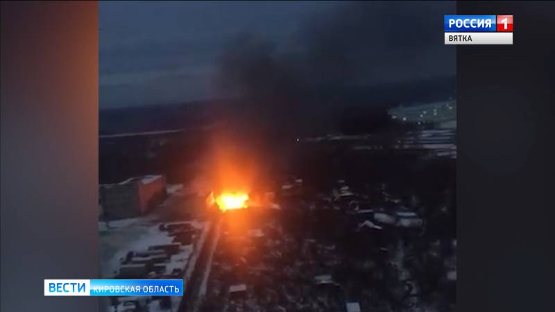 В Кирове на Сутырина сгорел частный нежилой дом