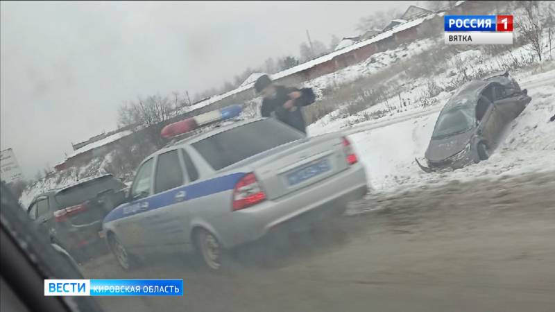 В Кирове на Дзержинского две машины улетели в кювет
