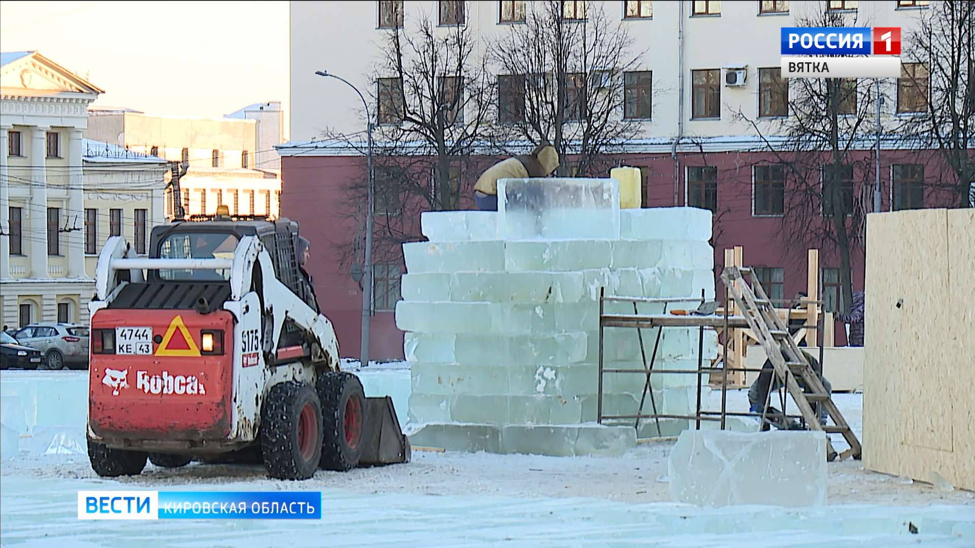 В Кирове на Театральной площади продолжается строительство новогоднего городка