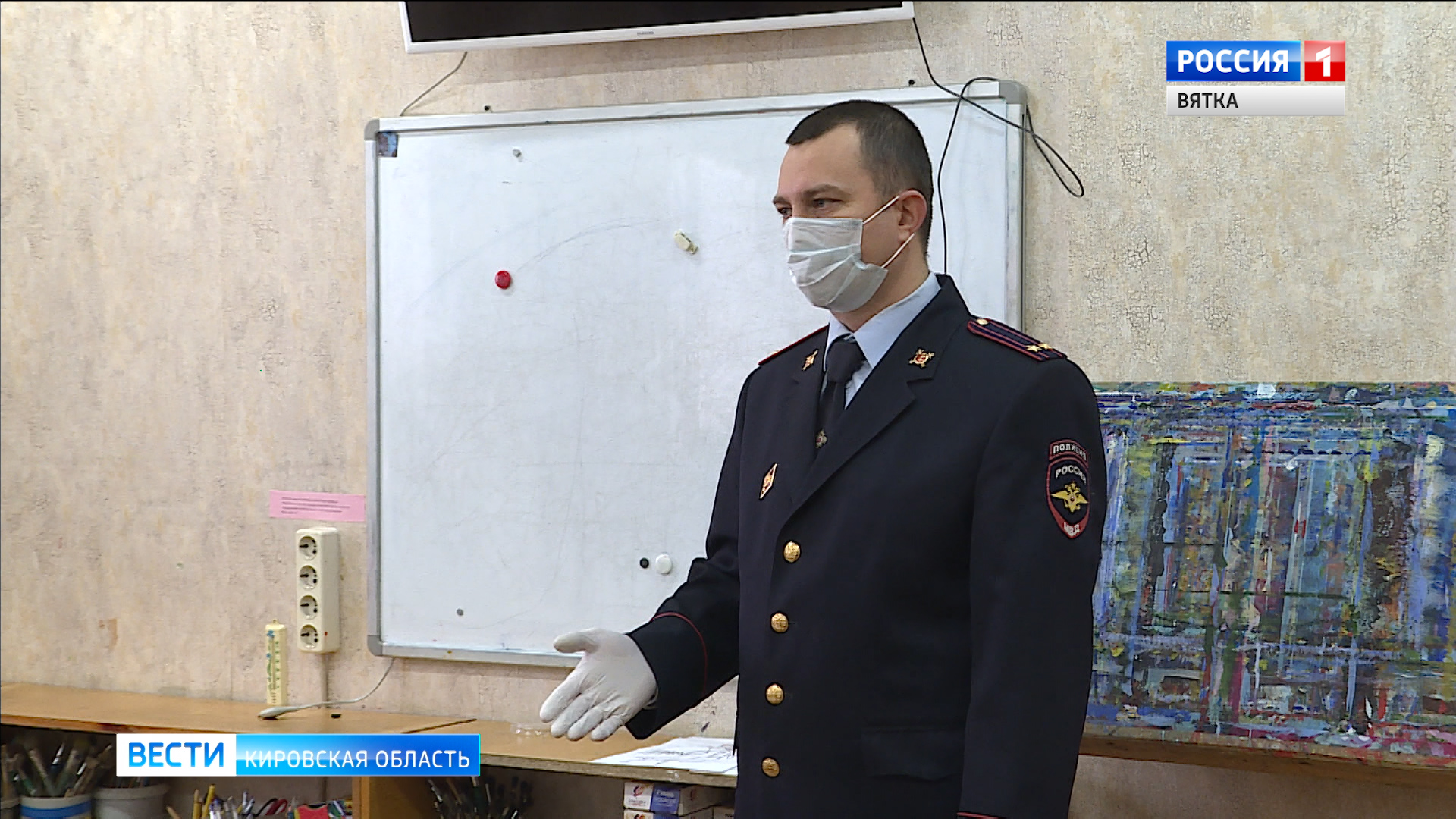 Полицейские проводят работу с населением по профилактике мошенничества