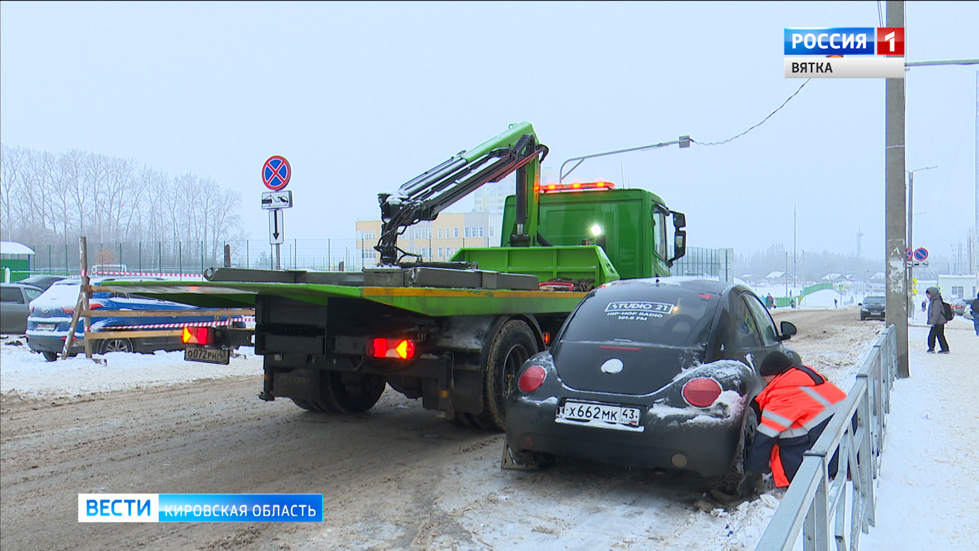 В Кирове эвакуируют мешающие уборке снега машины