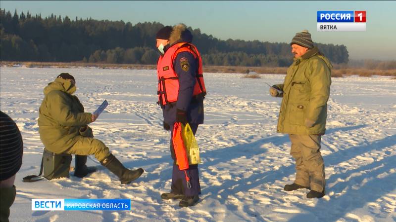 Сотрудники МЧС провели профилактические беседы с рыбаками