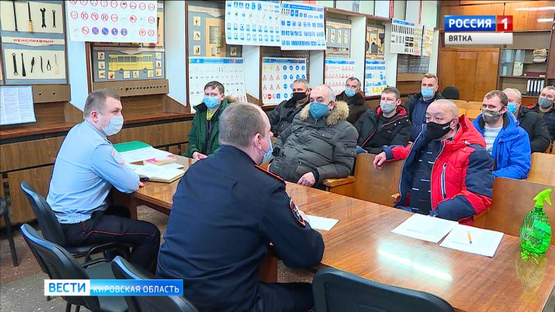 В Кирове сотрудники ГИБДД провели профилактическую работу с водителями и кондукторами