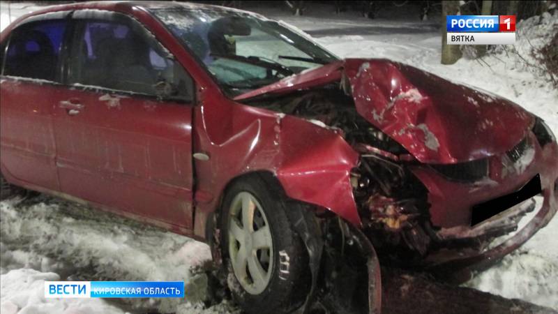 В Кирове 19-летний водитель иномарки врезался в дерево