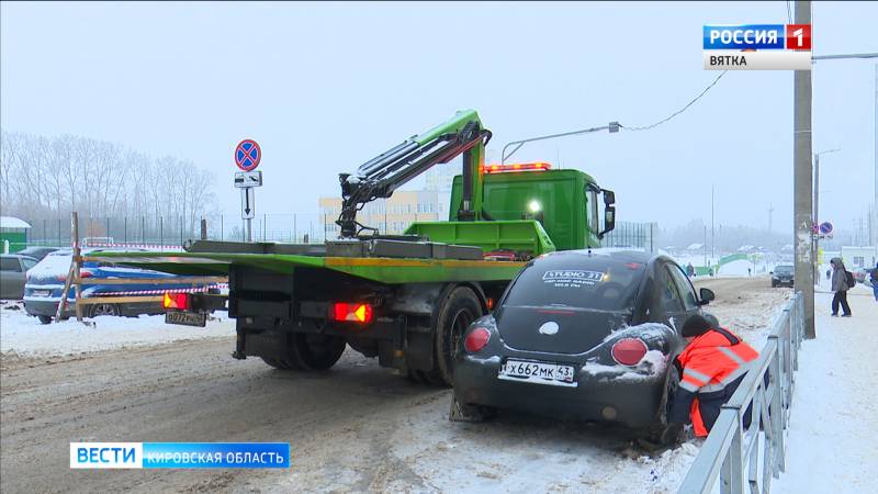 В Кирове эвакуируют мешающие уборке снега машины