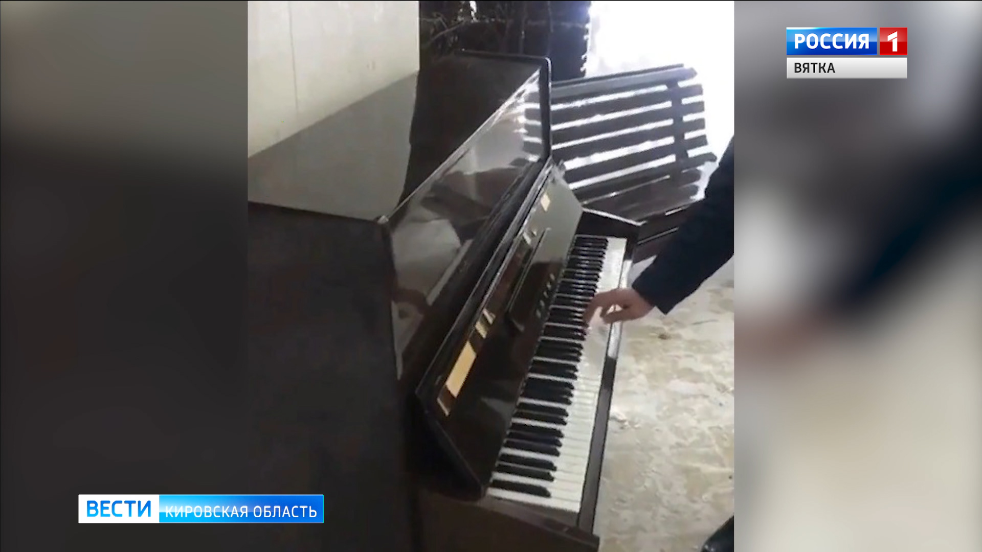 В Александровском саду поставили новое пианино