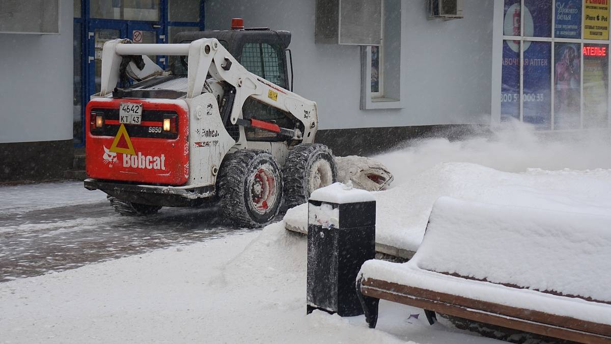 В Кирове жители Октябрьского района могут оценить уборку снега