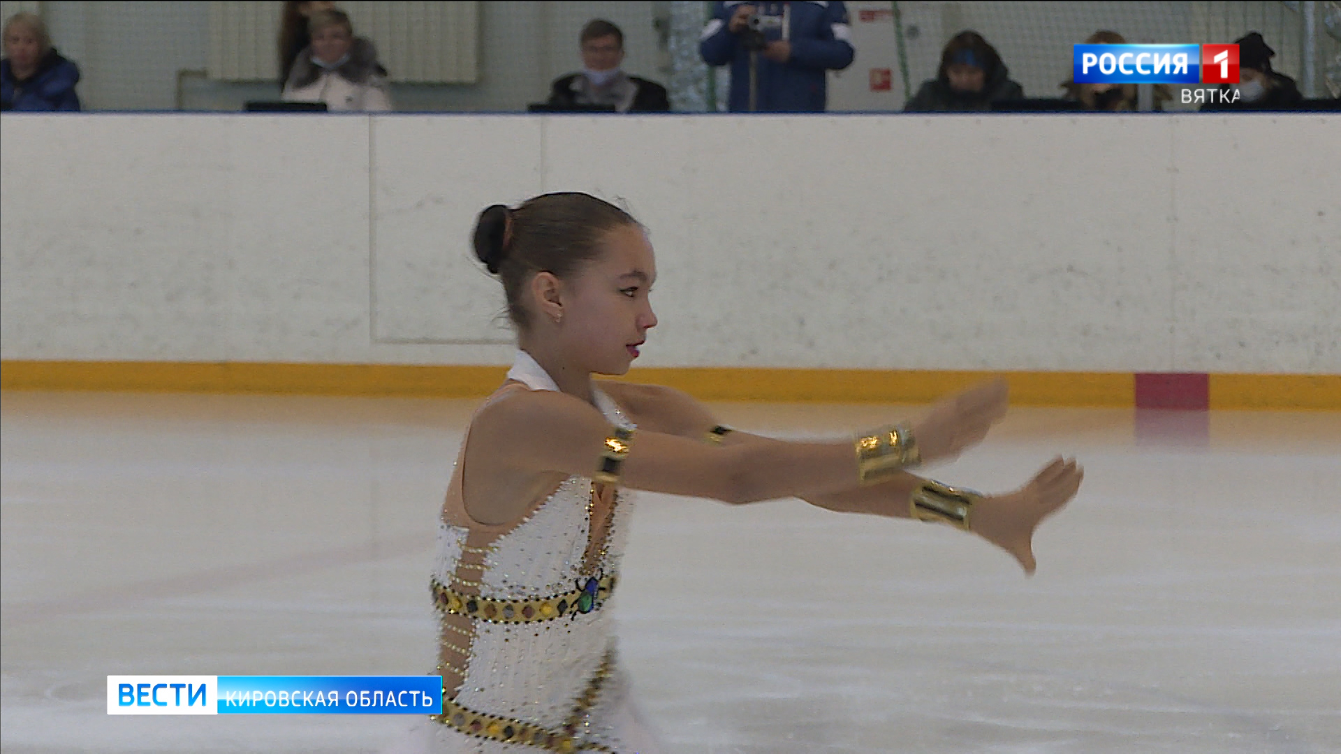 фигурное катание фото. фигурное катание киров. фигуристка полина цурская русская. межрегиональные соревнования по фигурному катанию киров 2024. соревнования по катанию на коньках.