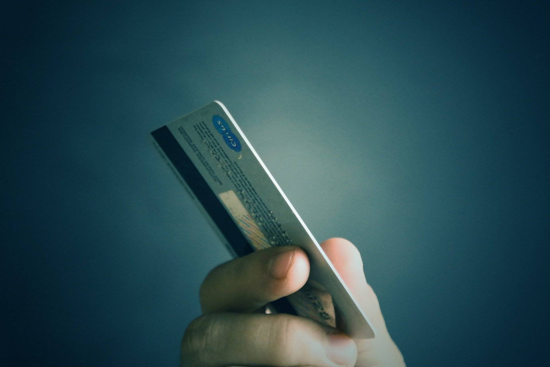 Эксперт назвал частые ошибки держателей банковских карт