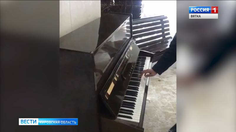 В Александровском саду поставили новое пианино