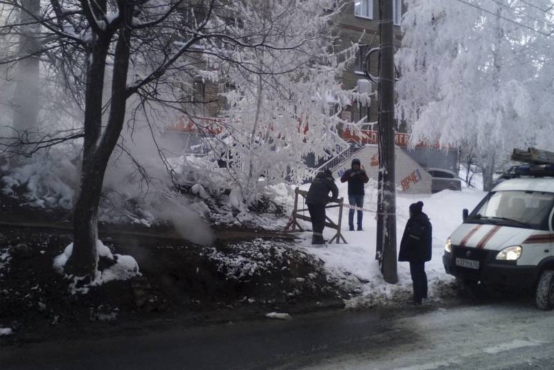 В центре Кирова над теплотрассой провалилась земля