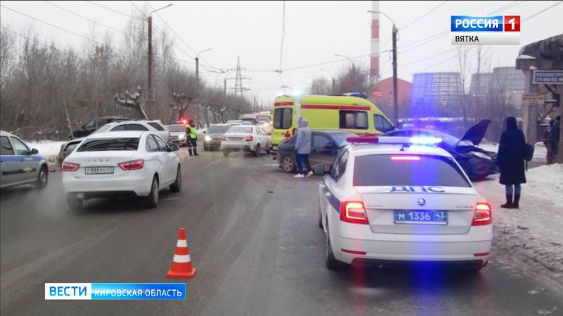 В Кирове на улице Луганской столкнулись четыре иномарки