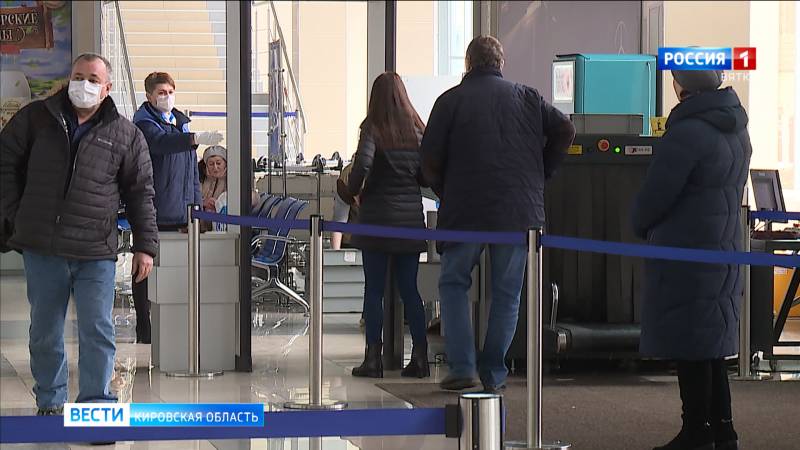 В аэропорту Победилово из-за снегопада произошли сбои в работе